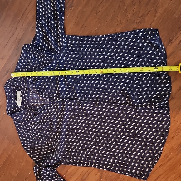 LOFT Navy and White Patterned Button Down Blouse Size LP - Picture 6 of 6